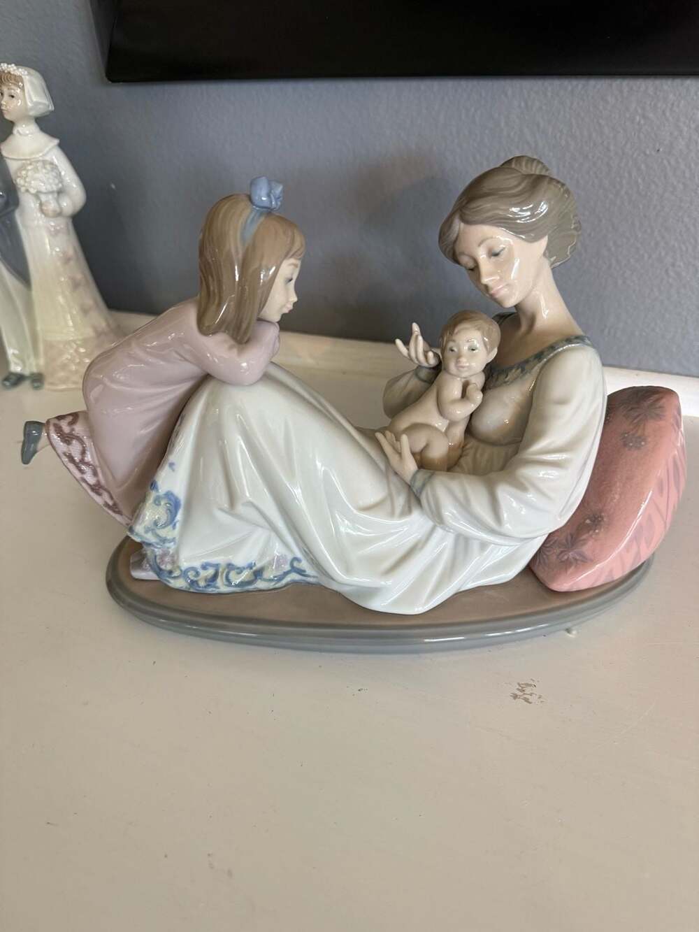 Lladro Porcelain Figurine Latest Addition #1606 Mother with Children